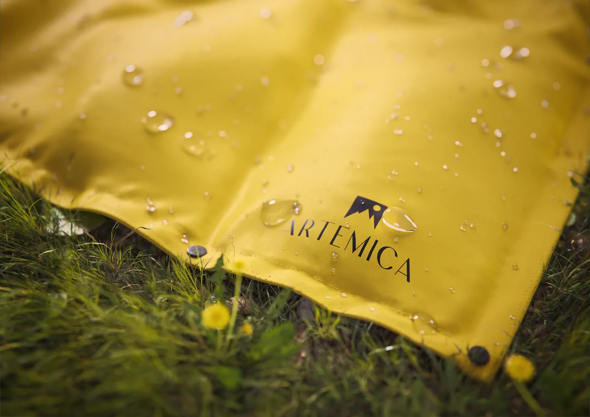 Artemica Logo mit Wassertropfen auf wasserabweisendem Stoff